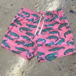 Chubbies Pink Alligator Swim Trunks | 5.5” Inseam | Retro 90s Prep | M